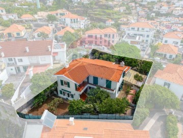 House 5 Bedrooms in Funchal (Santa Luzia)