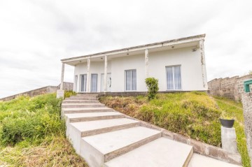 House 4 Bedrooms in Ponta Garça