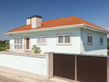 House 5 Bedrooms in Bougado (São Martinho e Santiago)