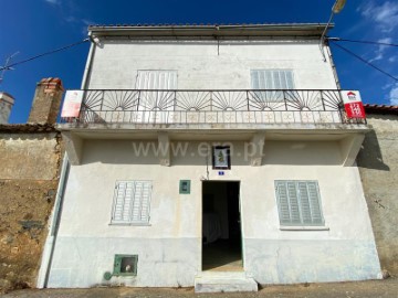 House 4 Bedrooms in Penha Garcia