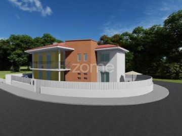 House 4 Bedrooms in Marinha Grande