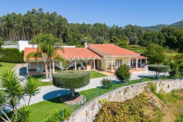House 4 Bedrooms in Calheiros