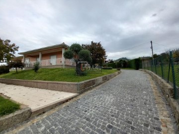 House 4 Bedrooms in Paçô