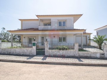 House 4 Bedrooms in Nadadouro