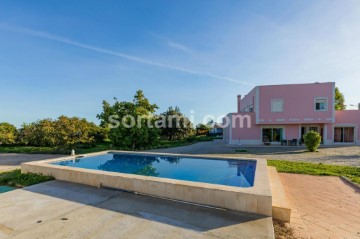 House 5 Bedrooms in Santa Luzia