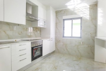 Apartamento 2 Quartos em Baixa da Banheira e Vale da Amoreira