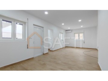 Apartamento 2 Quartos em Parceiros e Azoia