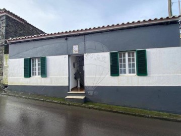House 3 Bedrooms in Covoada
