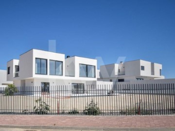 House 4 Bedrooms in Venteira