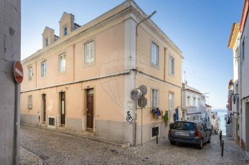 Building in Sesimbra (Santiago)