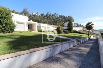 House 5 Bedrooms in Creixomil e Mariz