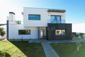 House 4 Bedrooms in Painho e Figueiros