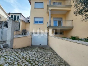 House 3 Bedrooms in Repeses e São Salvador