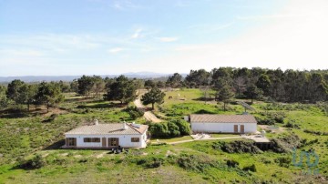 House 4 Bedrooms in Aljezur