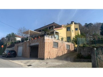House 5 Bedrooms in Vila e Roussas