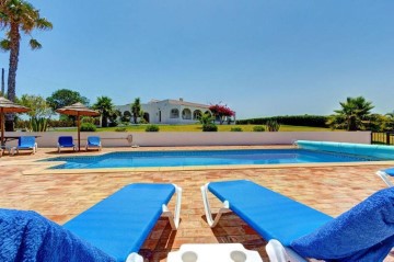 House 4 Bedrooms in Guia