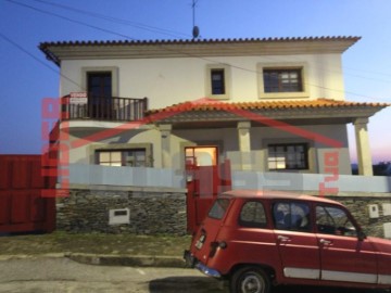 House 4 Bedrooms in Mirandela