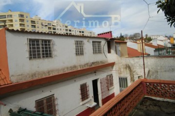 House 4 Bedrooms in União das Freguesias de Setúbal