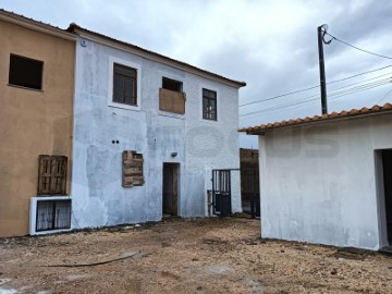 House 3 Bedrooms in Barrô e Aguada de Baixo