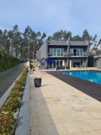 House 4 Bedrooms in Junqueira