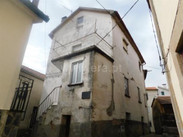 House 3 Bedrooms in Vide e Cabeça
