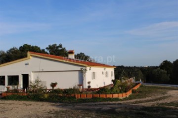 House 5 Bedrooms in Valhascos