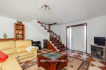 House 3 Bedrooms in Paramos