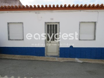 House 4 Bedrooms in São João de Negrilhos