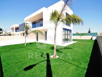 House 4 Bedrooms in Corroios