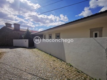 House 4 Bedrooms in Creixomil e Mariz