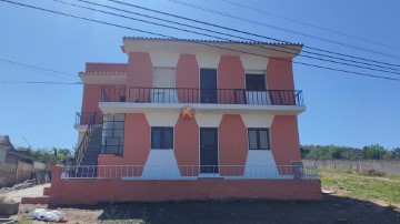 House 4 Bedrooms in Granja do Ulmeiro