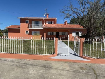 House 4 Bedrooms in São Lourenço do Bairro