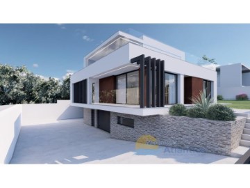 House 4 Bedrooms in São Pedro da Cadeira