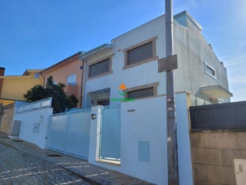 Maison 4 Chambres à Rio Tinto