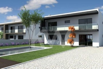 House 4 Bedrooms in Corroios
