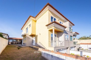 House 3 Bedrooms in Paramos