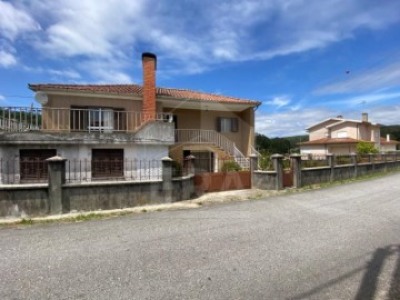 House 4 Bedrooms in Outeiro