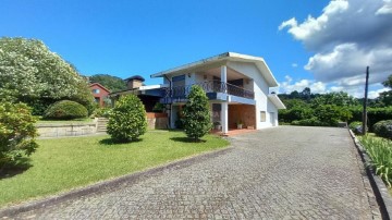 House 4 Bedrooms in Paçô