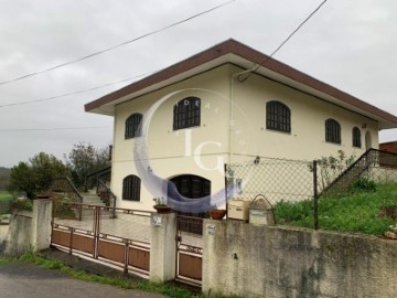 House 4 Bedrooms in Oliveira do Bairro
