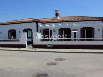 House 4 Bedrooms in Campo e Campinho