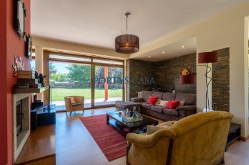 House 4 Bedrooms in Armamar