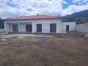 House 3 Bedrooms in Aguiã