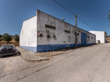 Bâtiment industriel / entrepôt à Viana do Alentejo