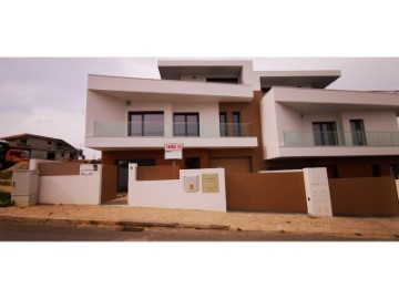 House 5 Bedrooms in Charneca de Caparica e Sobreda