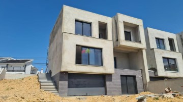 House 4 Bedrooms in Corroios