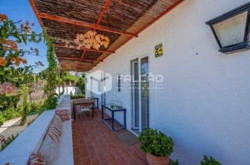 House 5 Bedrooms in Alcanhões