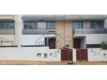 House 4 Bedrooms in Areosa