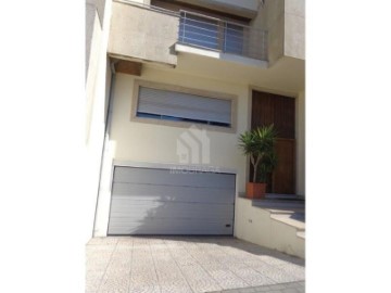 House 4 Bedrooms in Nogueira, Fraião e Lamaçães