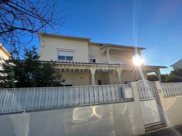 House 5 Bedrooms in Nossa Senhora de Fátima