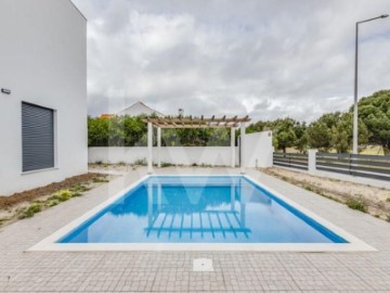 House 4 Bedrooms in Sesimbra (Castelo)